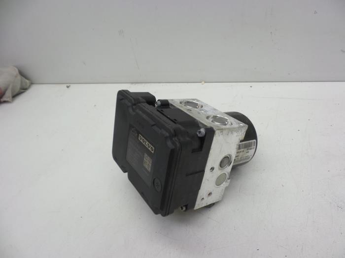 Usagé Bloc ABS Volvo V60 I (FW/GW) 2.4 D5 20V AWD Prix € 125,00 Règlement à la marge proposé par Auto Demontage Elferink B.V.