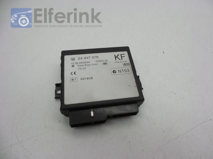 Central electronic module from a Opel Zafira (F75) 2.0 DTI 16V 2004