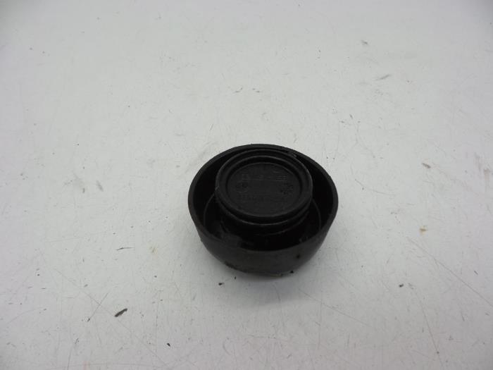 Gebrauchte Ölkappe Volvo V40 (MV) 1.6 D2 Preis € 25,00 Margenregelung angeboten von Auto Demontage Elferink B.V.