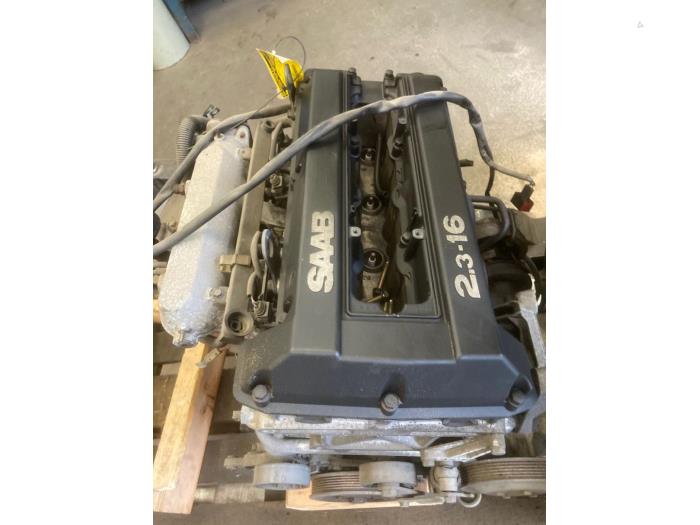 Motor van een Saab 9000 CS 2.3i 16V Turbo CSE 1992