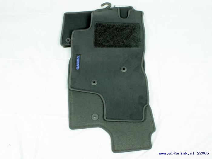 Neue Matten Set Volvo S80 Preis € 36,30 Mit Mehrwertsteuer angeboten von Auto Demontage Elferink B.V.
