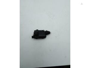 Begagnade Tanklåsmotor Opel Corsa E 1.4 16V Pris € 25,00 Marginaltabell erbjuds av Auto Demontage Elferink B.V.
