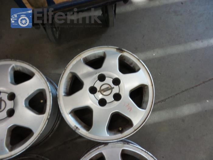 Set of wheels from a Opel Zafira (F75) 2.0 DTI 16V 2001