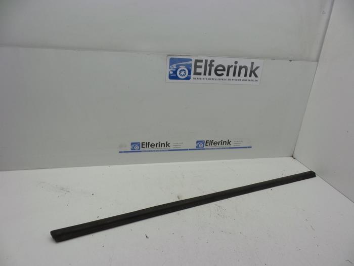 Usados Aleta de ventanilla Saab 9-3 I (YS3D) 2.0t 16V Ecopower Precio € 25,00 Norma de margen ofrecido por Auto Demontage Elferink B.V.
