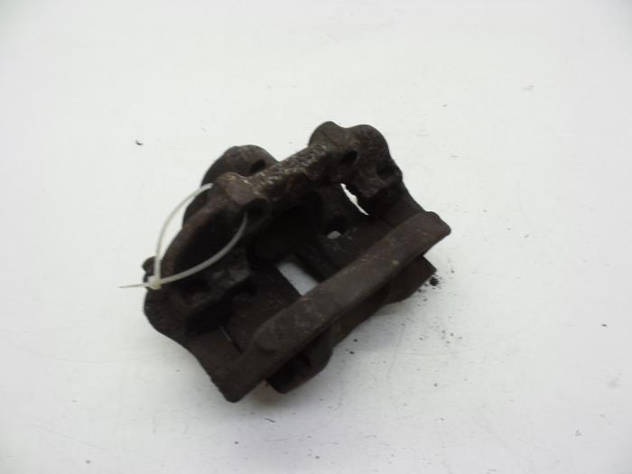 Gebrauchte Bremszange links vorne Opel Omega B Caravan (21/22/23) 2.2 16V Preis € 40,00 Margenregelung angeboten von Auto Demontage Elferink B.V.