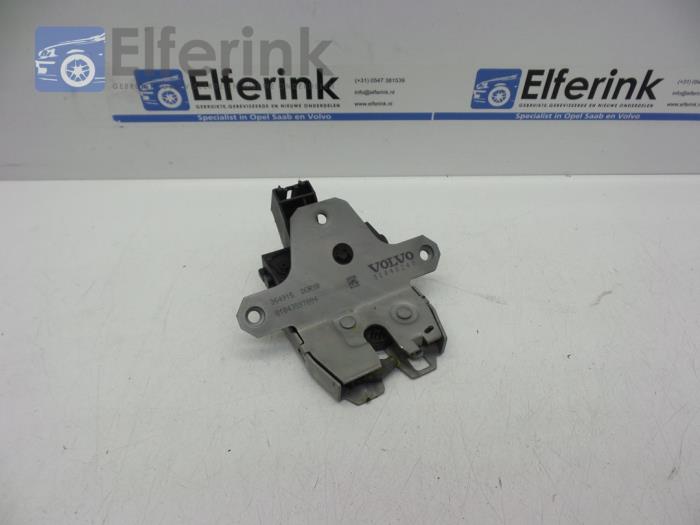 Tailgate lock mechanism from a Volvo S60 Cross Country (FH) 2.0 D4 16V 2015