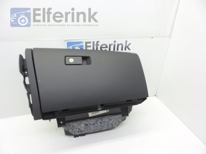 Glovebox from a Volvo S60 Cross Country (FH) 2.0 D4 16V 2015