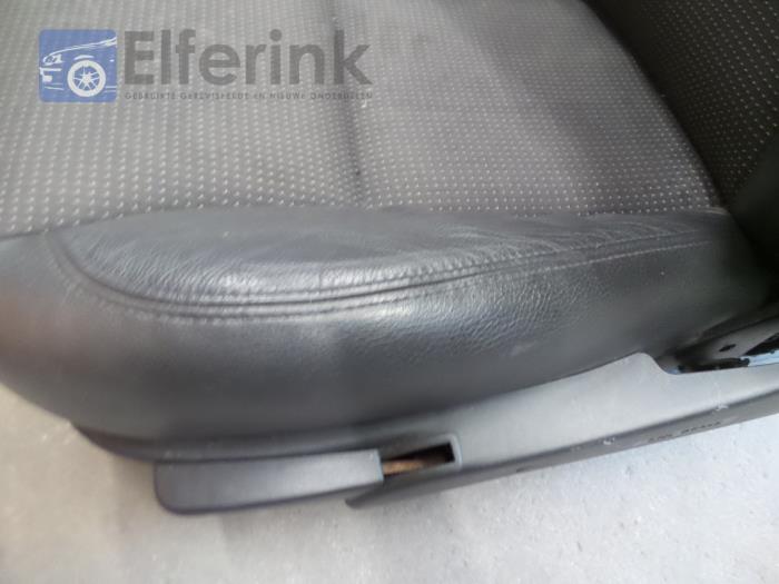 Seat, left from a Saab 9-5 Estate (YS3E) 1.9 TiD 16V 2006