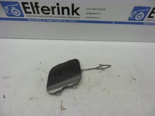 Usados Cubierta anillo de remolque delante Opel Astra J Sports Tourer (PD8/PE8/PF8) 1.4 Turbo 16V Bi-Fuel Precio € 25,00 Norma de margen ofrecido por Auto Demontage Elferink B.V.