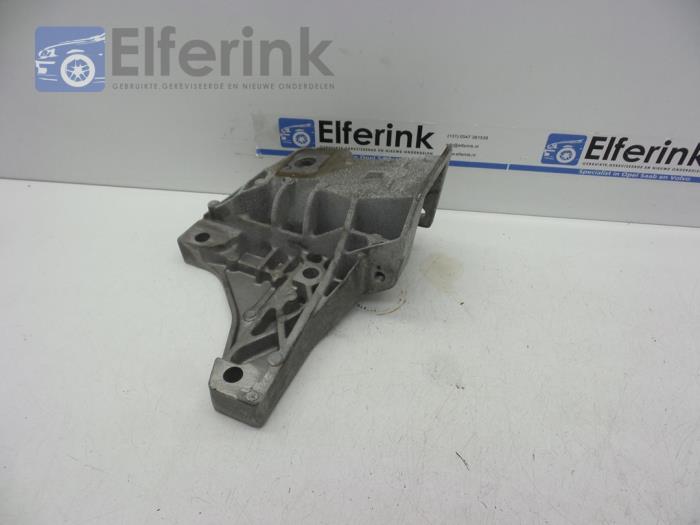 Engine mount from a Volvo XC70 (BZ) 3.0 T6 24V AWD 2013