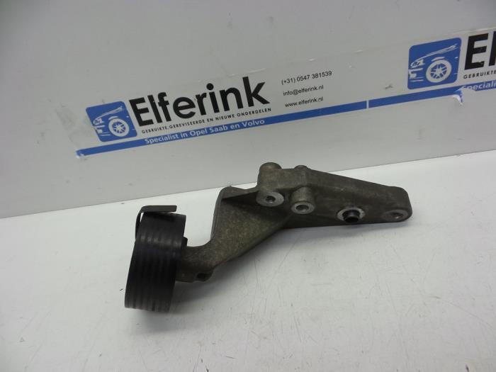 Usados Rodillo correa múltiple Volvo V70 (BW) 2.0 T 16V Precio € 25,00 Norma de margen ofrecido por Auto Demontage Elferink B.V.