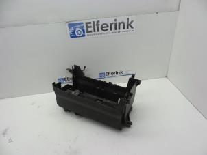 Usados Caja de batería Opel Insignia 2.0 Biturbo CDTI 16V Precio € 25,00 Norma de margen ofrecido por Auto Demontage Elferink B.V.