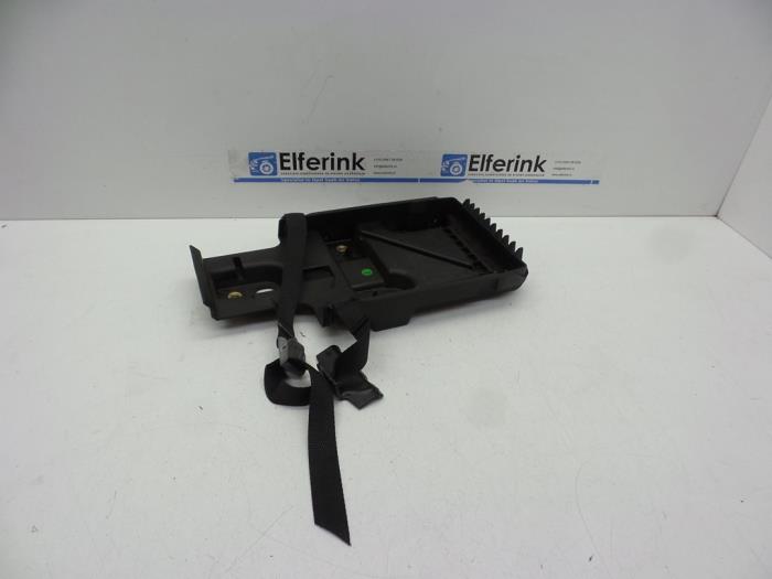 Begagnade Batterilåda Volvo S90 II 2.0 D4 16V Pris € 25,00 Marginaltabell erbjuds av Auto Demontage Elferink B.V.