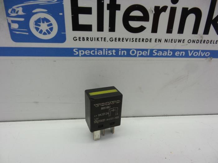 Begagnade Relä Volvo V70 (SW) 2.4 D5 20V Pris € 25,00 Marginaltabell erbjuds av Auto Demontage Elferink B.V.