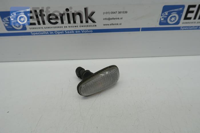 Indicator lens, front left from a Opel Zafira (F75) 2.0 DTI 16V 2001
