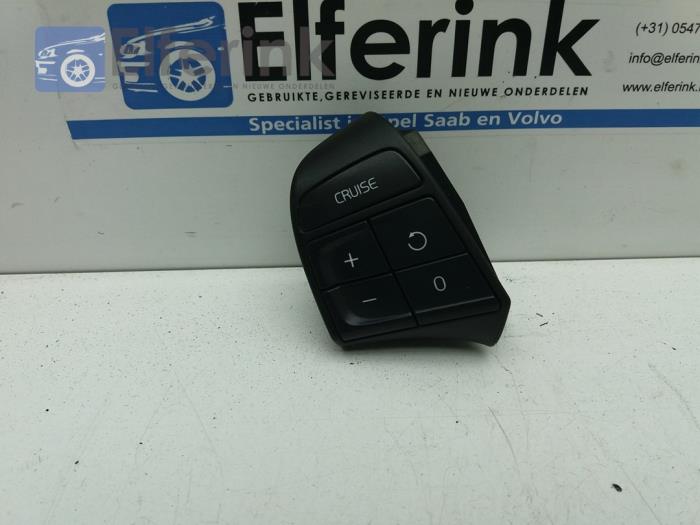 Steering wheel switch from a Volvo V50 (MW) 2.0 D 16V 2009