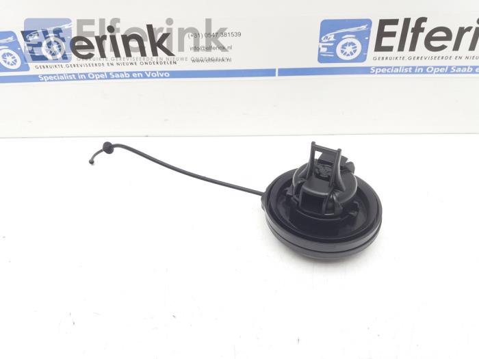 Fuel cap from a Opel Corsa F (UB/UH/UP) 1.2 Turbo 12V 100 2020