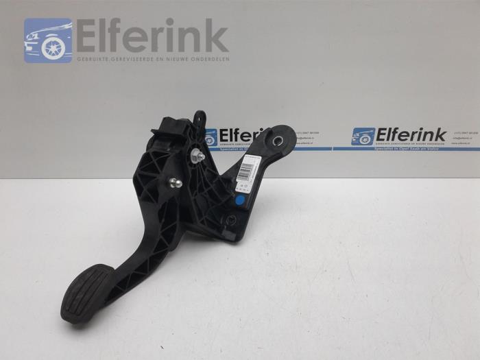 Clutch pedal from a Opel Corsa F (UB/UH/UP) 1.2 Turbo 12V 100 2020