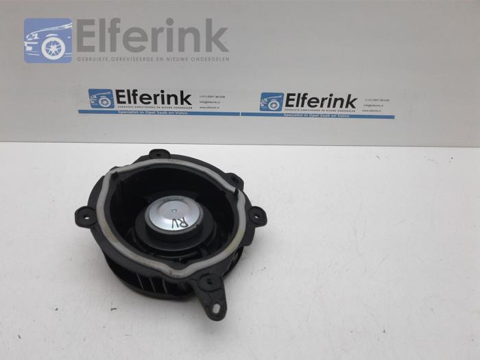 Speaker from a Opel Corsa F (UB/UH/UP) 1.2 Turbo 12V 100 2020
