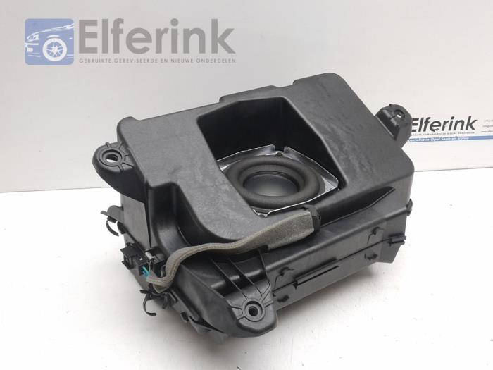 Subwoofer from a Opel Ampera-e 1.4 16V 2012