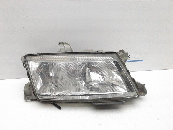 Używane Reflektor prawy Saab 9-5 (YS3E) 3.0 t V6 24V Cena € 45,00 Procedura marży oferowane przez Auto Demontage Elferink B.V.