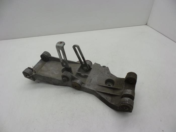 Usagé Support moteur Volvo 940 I Estate 2.0 Turbo Prix € 40,00 Règlement à la marge proposé par Auto Demontage Elferink B.V.