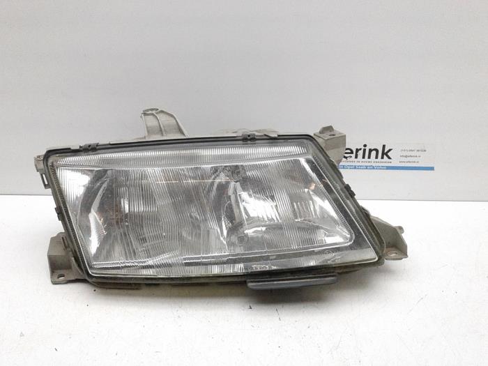 Używane Reflektor prawy Saab 9-5 Estate (YS3E) 2.0t 16V Cena € 45,00 Procedura marży oferowane przez Auto Demontage Elferink B.V.