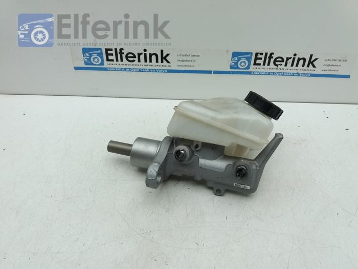 Master cylinder from a Volvo V90 Cross Country (PZ) 2.0 D5 16V AWD 2018