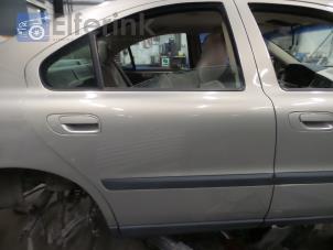 Używane Drzwi prawe tylne wersja 4-drzwiowa Volvo S60 I (RS/HV) 2.4 20V 140 Cena € 125,00 Procedura marży oferowane przez Auto Demontage Elferink B.V.