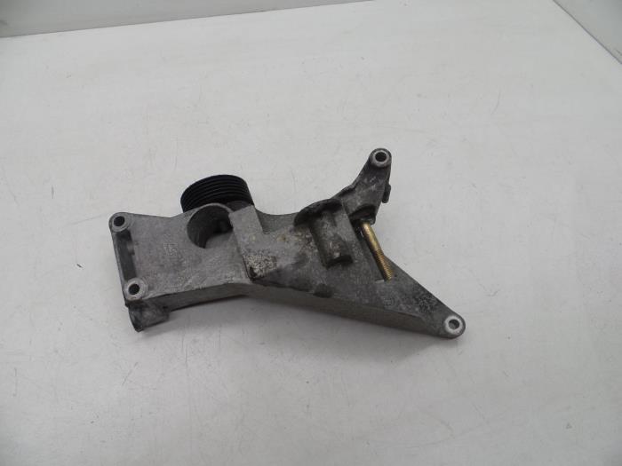 Usagé Support dynamo bas Saab 9-5 (YS3E) 2.0t 16V Prix € 50,00 Règlement à la marge proposé par Auto Demontage Elferink B.V.