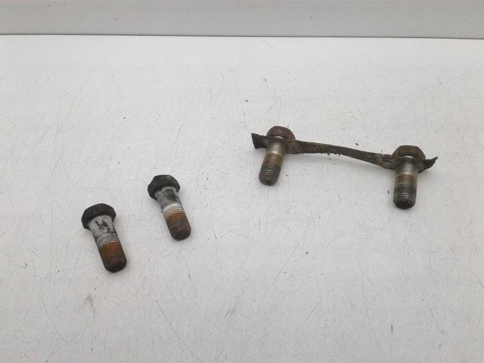 Usagé Kit boulons Saab 900 I 2.0 Prix € 25,00 Règlement à la marge proposé par Auto Demontage Elferink B.V.