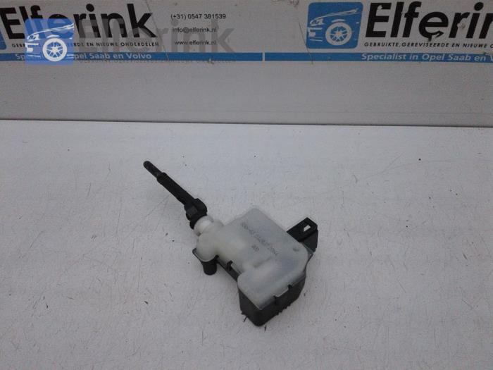 Tank flap lock motor from a Volvo V40 Cross Country (MZ) 1.5 T3 16V Geartronic 2017