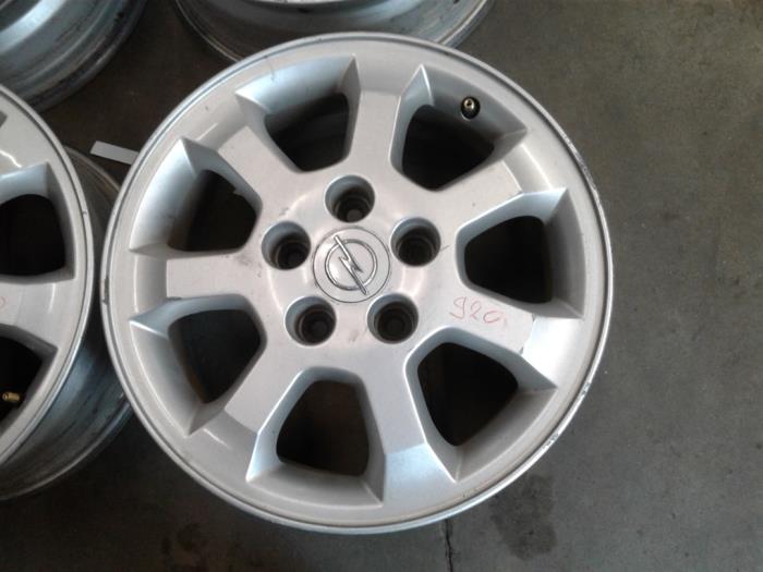 Hjuluppsättning från en Opel Zafira (F75) 1.6 16V 2003