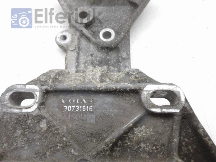 Engine mount from a Volvo V70 (BW) 2.4 D5 20V 2007