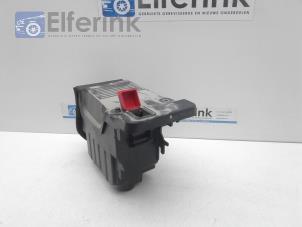 Usagé Boîtier de batterie Volvo XC90 II 2.0 T6 16V AWD Prix € 50,00 Règlement à la marge proposé par Auto Demontage Elferink B.V.