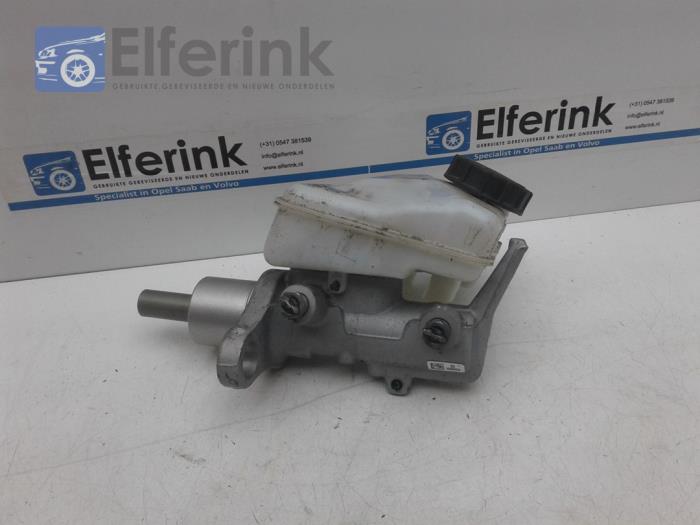 Master cylinder from a Volvo V90 Cross Country (PZ) 2.0 D4 16V AWD 2017