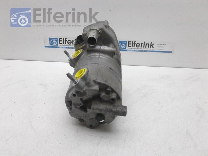 Air conditioning pump from a Volvo XC90 II 2.0 T8 16V Twin Engine AWD 2015