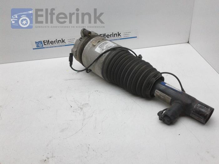 Front shock absorber rod, left from a Volvo XC90 II 2.0 T8 16V Twin Engine AWD 2015