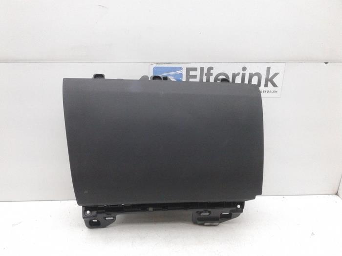 Begagnade Handskfack Volvo XC90 II 2.0 T8 16V Twin Engine AWD Pris € 50,00 Marginaltabell erbjuds av Auto Demontage Elferink B.V.