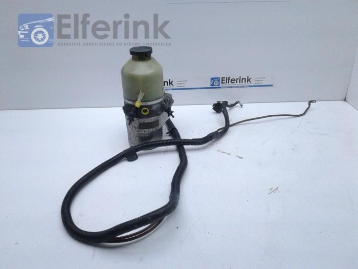 Power steering pump from a Opel Astra H SW (L35) 1.3 CDTI 16V Ecotec 2007