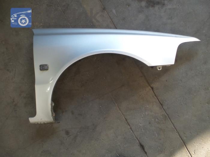 Front wing, right from a Volvo V40 (VW) 2.0 16V 2004