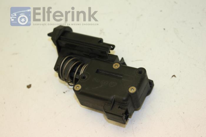 Central locking motor from a Volvo C70 (NC) 2.4 T 20V 2004