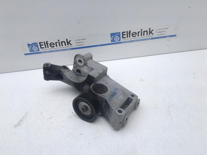 Usagé Support dynamo haut Saab 9-5 (YS3E) 2.0t 16V Prix € 50,00 Règlement à la marge proposé par Auto Demontage Elferink B.V.