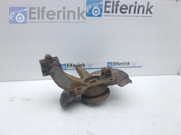 Knuckle, front right from a Volvo V60 Cross Country I (FZ) 2.4 D4 20V AWD 2016