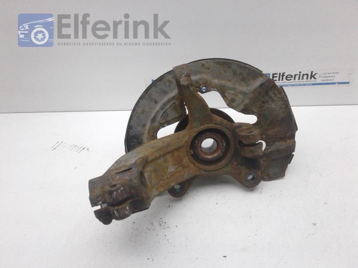 Knuckle, front right from a Volvo V60 Cross Country I (FZ) 2.4 D4 20V AWD 2016