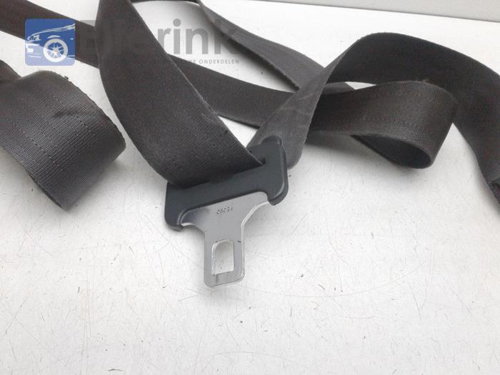 Front seatbelt, left from a Volvo XC70 (SZ) XC70 2.4 T 20V 2002