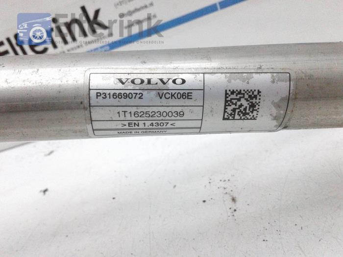 Tube de remplissage réservoir à essence d'un Volvo XC90 II 2.0 T8 16V Twin Engine AWD 2016