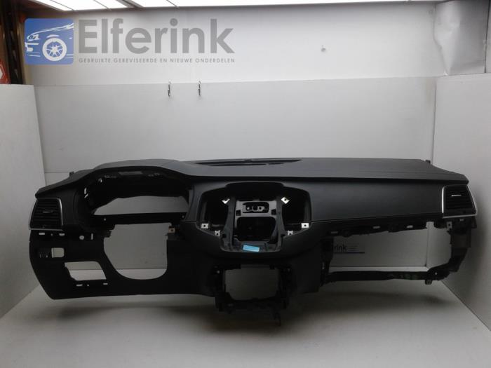 Dashboard from a Volvo XC90 II 2.0 T8 16V Twin Engine AWD 2016