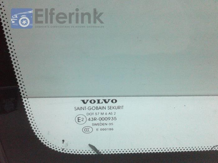 Dodatkowa szyba lewa tylna wersja 4-drzwiowa z Volvo V70 (SW) 2.4 20V 140 2006