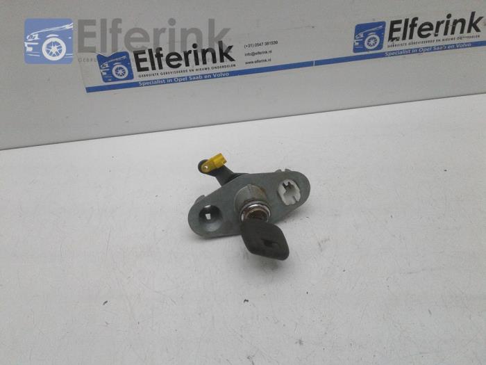 Rear lock cylinder from a Volvo S80 (TR/TS)  1998